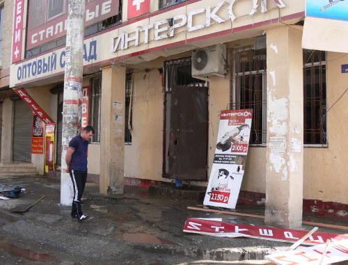 Outside the shop "Interskol" in Irchi Kazak Street after the explosion. Makhachkala, May 1, 2013. Photo by Patimat Makhmudova for the "Caucasian Knot"