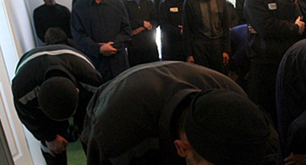 

Muslim prisoners at prayer in the mosque of Colony No. 7 of the Department Russian Federal Correction Service (UFSIN) in the Republic of Mordovia. Photo by the press service of the UFSIN