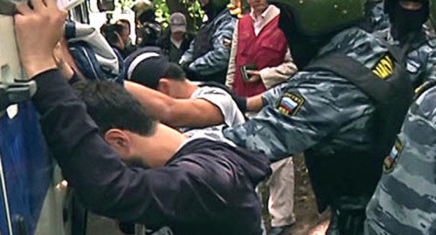 The special operation of detaining in a Moscow house of worship of natives of Northern Caucasus republics and Azerbaijan was conducted by the police with obvious violations, which can lead to radicalization of Muslims, experts claim. 