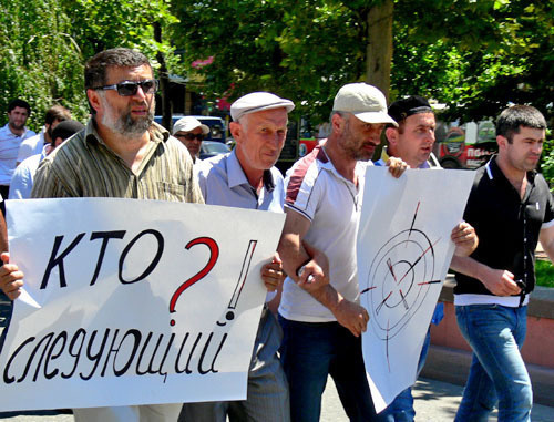 Funeral procession to honor journalist Akhmednabi Akhmednabiev murdered in Dagestan. Makhachkala, July 9, 2013. Photo by Patimat Makhmudova for the "Caucasian Knot"