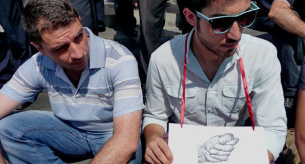 Protest against increase of public transport fares. The sign says: "We won't pay 150 drams!" Yerevan, July 19, 2013. Photo by Armine Martirosyan for the ‘Caucasian Knot’.