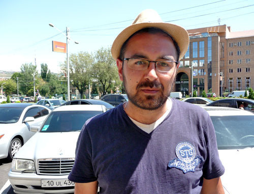 Participant of the picket Suren Saakyan in front of the building of the Moscow Сity Hall. Yerevan, July 10, 2013. Photo by Armine Martirosyan for the "Caucasian Knot"