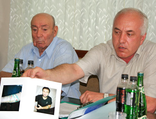 Akif Beybutov shows the photo of his client at press conference. Makhachkala, July 31, 2013. Photo by Natalya Kraynova for the "Caucasian Knot"
