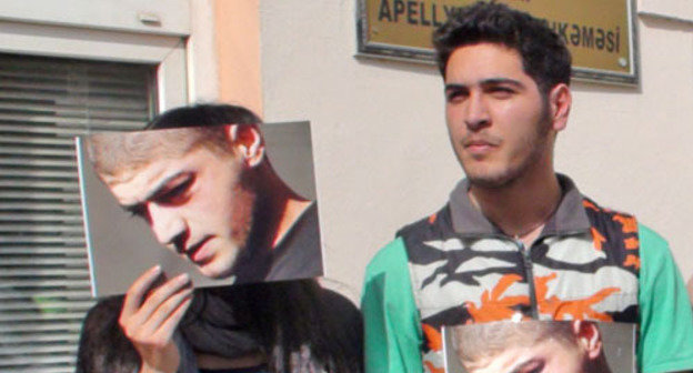 Participants of “silent” protest at the Appeal Court building holding portrait of Mamed Azizov. Baku, March 27, 2013. Photo by Parvana Bairamova for the “Caucasian Knot”. 