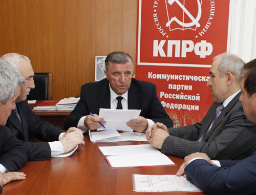 Sitting of the Dagestani Branch of the Communist Party of the Russian Federation (CPRF). Makhmud Makhmudov is in the center. April 2013. Photo http://nsrd.ru/
