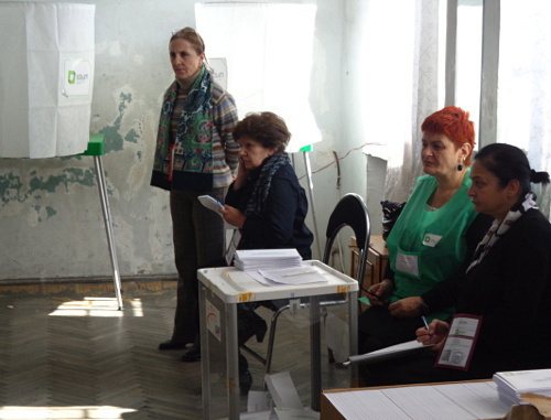 Tbilisi, polling station №24 on the voting day at the presidential election in Georgia. Observers and officials of local election commission near the ballot box. October 27, 2013. Photo by Inna Kukudzhanova for the ‘Caucasian Knot’.