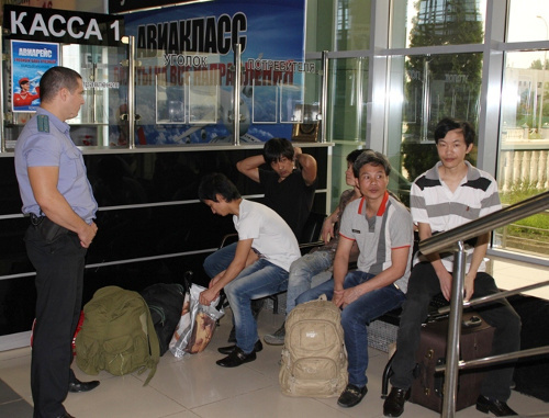 Grozny airport, Chechnya. Deportation of Vietnamese nationals. July 2013. Photo of Migration Service Department of Chechnya, http://www.r20.fssprus.ru/
