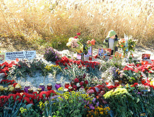 Flowers at the place of the terror act in Volgograd. October 24, 2013. Photo by Tatyana Filimonova for the "Caucasian Knot"