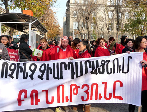 Action to stop violence against women, the banner says: ‘Nothing can justify violence’, Yerevan, November 25, 2013. Photo by Armine Martirosyan for the ‘Caucasian Knot’. 