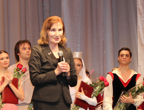 Svetlana Adyrkhaeva with her pupils. North Ossetia, Vladikavkaz, December 3, 2013. Photo by Emma Marzoeva for the "Caucasian Knot"