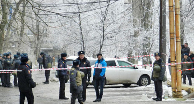 Place of the explosion in trolley-bus surrounded by police. Volgograd, December 30, 2014. Photo by Tatiana Filimonova for the ‘Caucasian Knot’. 
