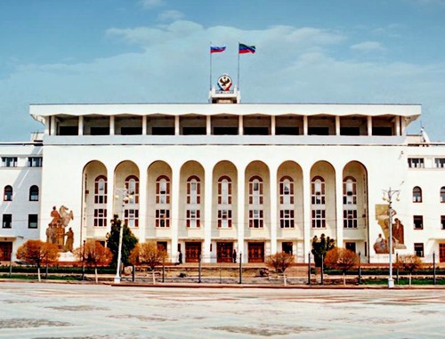 The Government building of the Republic of Dagestan. Photo: AbuUbajda, http://commons.wikimedia.org/