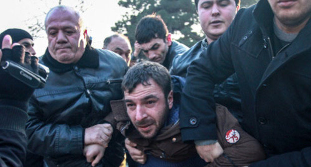 The police breaks up a youth rally in connection with the death of a Karabakh War veteran Zaur Gasanov. Baku, December 29, 2013. Photo by Aziz Karimov for the "Caucasian Knot"