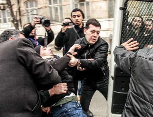 Police officer detaining participant of the rally against demolition of houses. Baku, March 3, 2014. Photo by Aziz Karimov for the ‘Caucasian Knot’. 