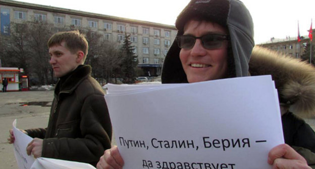 Boris Stikhin, the coordinator of the "International Union of Anarchists", holds absurd-picket. Volgograd, March 13, 2014. Photo by Vyacheslav Yaschenko for the "Caucasian Knot"