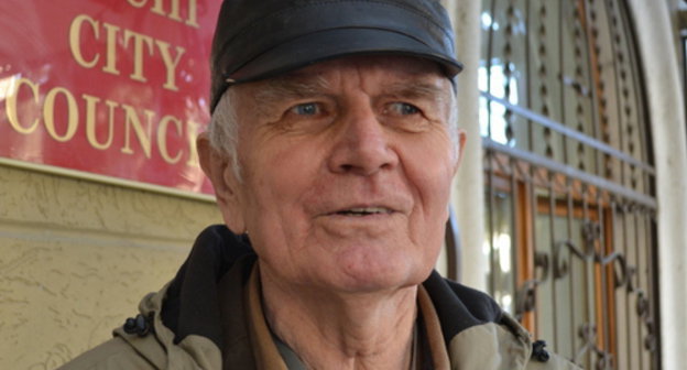 Member of Public Ecology Council of Sochi, professor Nikolay Kulikov at the entrance to the City Council building, March 19, 2014. Photo by Svetlana Kravchenko for the ‘Caucasian Knot’.