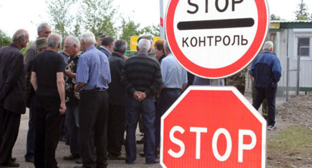 Control point at the border between Abkhazia and Georgia in the Otobaya village of Halsky District. May 2013. Photo by Angela Kuchuberiya for the ‘Caucasian Knot’. 