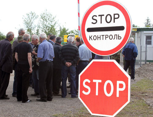 Control point at the border between Abkhazia and Georgia in the Otobaya village of Halsky District. May 2013. Photo by Angela Kuchuberiya for the ‘Caucasian Knot’. 