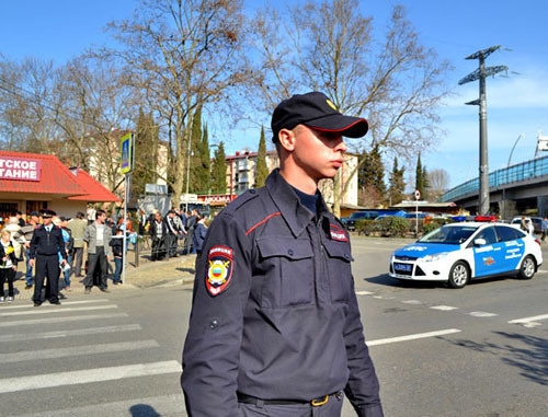 Law enforcers in the streets of Sochi during the final stage of the Paralympic Torch Relay. March 6, 2014. Photo by Svetlana Kravchenko for the "Caucasian Knot"