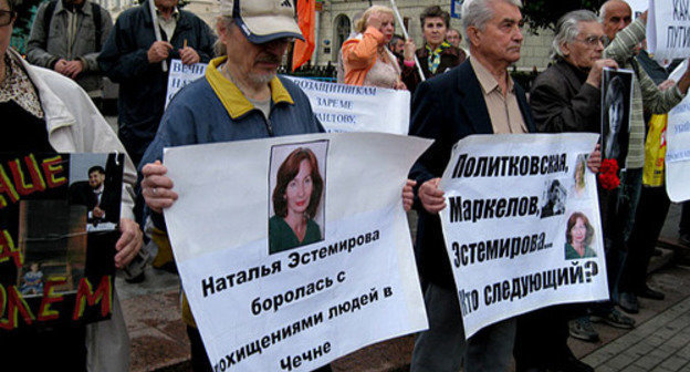 Moscow, the political meeting in the memory of Natalay Estemirova. The inscription on the poster (on the left) says: "Natalya Estemirova was fighting against kidnapping in Chechnya", the 24th of August, 2009. Photo by "Caucasian Knot"