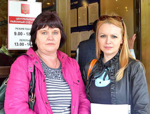 The tenants of the apartment block at No. 5a Akatsij Street Irina Kharchenko (to the left) and Yuliya Saltykova near the building of the Sochi Central Court. April 2014. Photo by Svetlana Kravchenko for the "Caucasian Knot"
