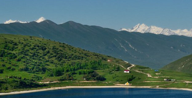 Lake Kezenoy-am in the Vedeno District of Chechnya. Photo: Wild.nohcho, http://commons.wikimedia.org/, Creative Commons Attribution-Share Alike 3.0 Unported