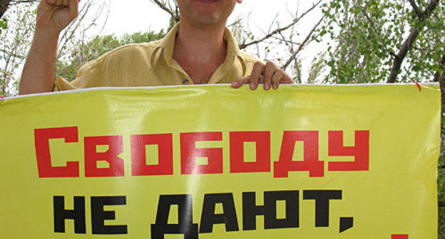 Vadim Karastelev, the expert of Human rights committee of Novorossisk, the inscriprion on the poster says: "Freedom is not someting to give, it is something to take". Photo by Human rights committee of Novorossisk