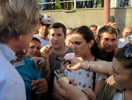 The protesters gathered around James Warlick, the US' Co-Chair of the OSCE Minsk Group, after he got out of the car. Nagorno-Karabakh, Stepanakert, May 18, 2014. Photo by Alvard Grigoryan for the "Caucasian Knot"