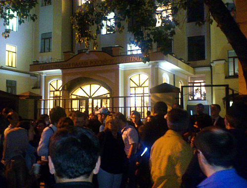 Supporters of Aliy Totorkulov and Ruslan Kurbanov gathered at the Public Chamber late at night on May 30, 2014. Photo: Federal National and Cultural Autonomy of Russia's Lezgins, http://flnka.ru/glav_lenta/6539-kavkaz-ne-pustili-v-obschestvennuyu-palatu.html
