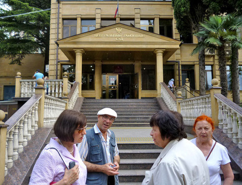 Community and witnesses in the case against Oleg Sheveiko near the building of the Central District Court of Sochi. June 2, 2014. Photo by Svetlana Kravchenko for the "Caucasian Knot"