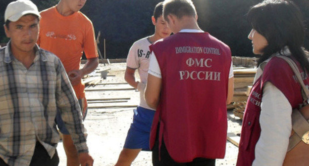 The FMS representatives checking documents. Photo: the Federal Migration Service, www.fms.gov.ru