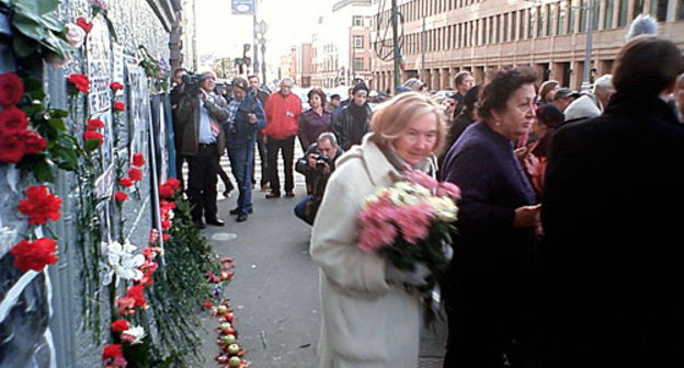 October 7, 2009, Moscow. In  front of No. 8 Lesnaya Street, where Anna Politkovskaya, observer of the "Novaya Gazeta", lived and was assassinated. Photo by the "Caucasian Knot"