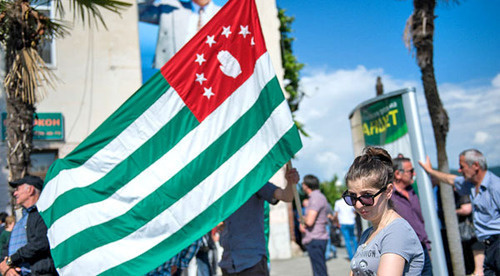 Flag of Abkhazia, Sukhumi, May 2014. Photo by Nina Zotina, ЮГА.ру