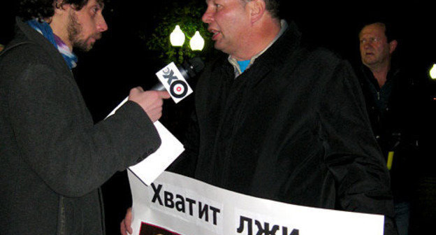 Mikhail Kriger on the rally in memory of those who fell victims to the terrorist attack in the theatre center on Dubrovka. Moscow, Chistoprudny boulevard, October 26, 2009. Photo by the "Caucasian Knot" Mikhail Kriger on the rally in memory of those who fell victims to the terrorist attack in the theatre center on Dubrovka. Moscow, Chistoprudny boulevard, October 26, 2009. Photo by the "Caucasian Knot"