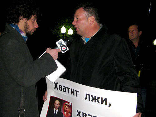 Mikhail Kriger on the rally in memory of those who fell victims to the terrorist attack in the theatre center on Dubrovka. Moscow, Chistoprudny boulevard, October 26, 2009. Photo by the "Caucasian Knot" Mikhail Kriger on the rally in memory of those who fell victims to the terrorist attack in the theatre center on Dubrovka. Moscow, Chistoprudny boulevard, October 26, 2009. Photo by the "Caucasian Knot"