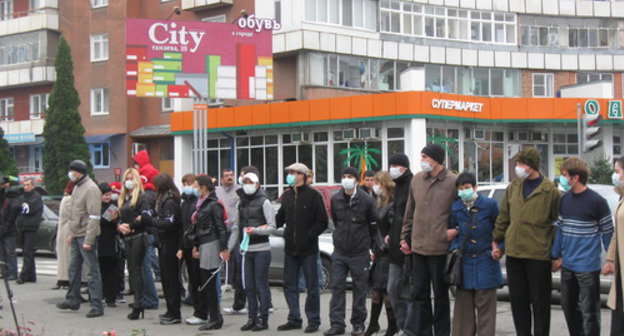 Vladikavkaz, "Stop, Electrozync" campaign participants' human chain. Photo by the "Caucasian Knot" Vladikavkaz, "Stop, Electrozync" campaign participants' human chain. Photo by the "Caucasian Knot"
