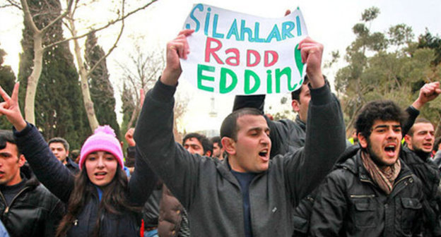 Protester at the rally in support of the city of Ismayilly residents holding a placard saying: ‘Keep your guns off us!’ Baku, January 26, 2013. Photo by Aziz Karimov for the ‘Caucasin Knot’. 