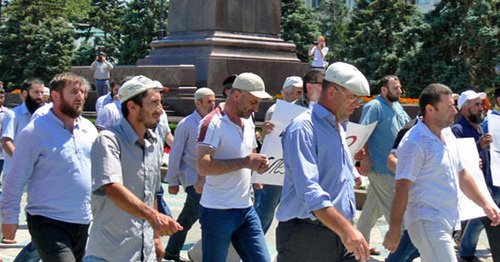 Funeral procession in connection with the murder of journalist Akhmednabi Akhmednabiev. Makhachkala, July 9, 2013. Photo by Patimat Makhmudova for the ‘Caucasian Knot’.