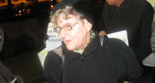 Svetlana Gannushkina on the strike picket in support of Oleg Orlov, the "Memorial" leader. Moscow, Chistoprudny boulevard, November 12, 2009. Photo by the "Caucasian Knot" Svetlana Gannushkina on the strike picket in support of Oleg Orlov, the "Memorial" leader. Moscow, Chistoprudny boulevard, November 12, 2009. Photo by the "Caucasian Knot"