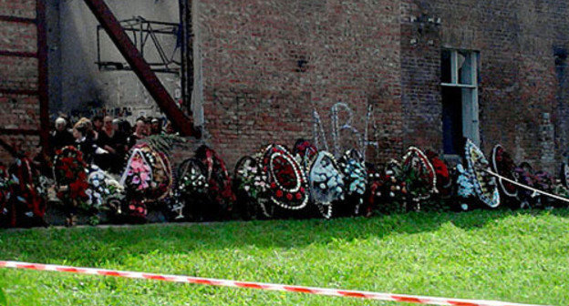 Beslan, flowers at school № 1, the 5th anniversary since the tragedy day. September 1, 2009. Beslan, flowers at school № 1, the 5th anniversary since the tragedy day. September 1, 2009.