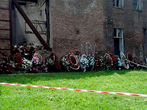 Beslan, flowers at school № 1, the 5th anniversary since the tragedy day. September 1, 2009. Beslan, flowers at school № 1, the 5th anniversary since the tragedy day. September 1, 2009.