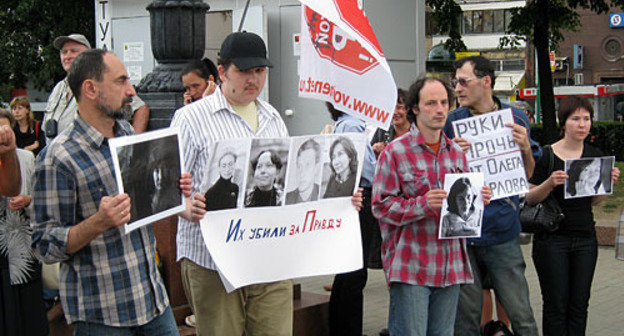 Rally in memory of the murdered human rights activist, Natalya Estemirova. The inscription on the placard says, "They were killed for truth". Moscow, Novopushkinsky park. July 23, 2009 Rally in memory of the murdered human rights activist, Natalya Estemirova. The inscription on the placard says, "They were killed for truth". Moscow, Novopushkinsky park. July 23, 2009