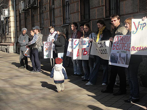 Strike picket in defense of Utrish nature reserve to be. Krasnodar, December 2, 2009. Photo by the "Caucasian Knot" Strike picket in defense of Utrish nature reserve to be. Krasnodar, December 2, 2009. Photo by the "Caucasian Knot"