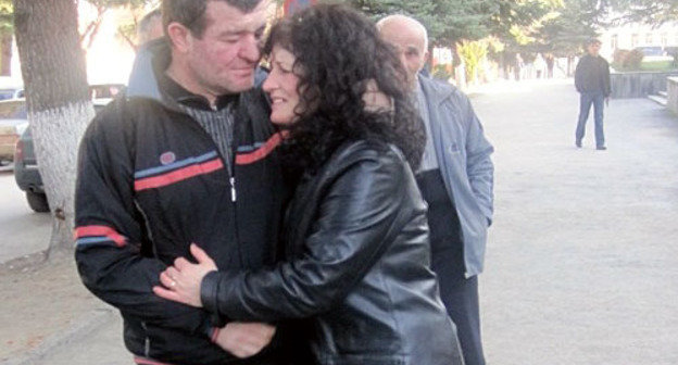 Vladimir Yeloev and his sister. After the release. December 2, 2009. Photo by the "Caucasian Knot" Vladimir Yeloev and his sister. After the release. December 2, 2009. Photo by the "Caucasian Knot"