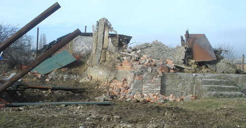 Law enforcers demolished the house of Sultan Vakhayev in the village of Geldagan, Kurchaloy District, December 2014. Photo: http://www.memo.ru/d/220121.html