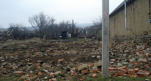 At the site of demolished house which belonged to the militant’s family. Photo: http://www.memo.ru/uploads/files/1594.jpg