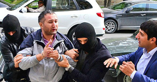 Parviz Gashimli being taken to the Sabail Court. Baku, November 8, 2013. Photo by Dzhavib Gurbanov, http://www.regnum.ru/