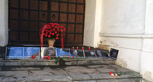 Flowers left at the site of the murder of the lawyer Stanislav Markelov and the journalist of "Novaya Gazeta" Anastasia Baburova, Moscow, January 19, 2015. Photo by Yulia Buslavskaya for the ‘Caucasian Knot’.