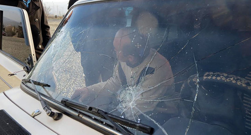 The car with the supporters of the "Pre-Parliament", who took part in the motor rally, was stopped by the persons in citizens' clothes. Photo by Alvard Grigoryan for the "Caucasian Knot"