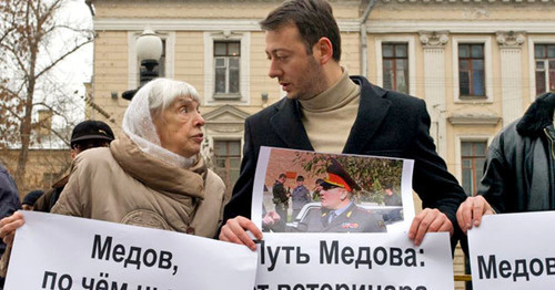 Magomed Khazbiev at the picket in Moscow. Lyudmila Alexeeva is to the left. Photo: RFE/RL